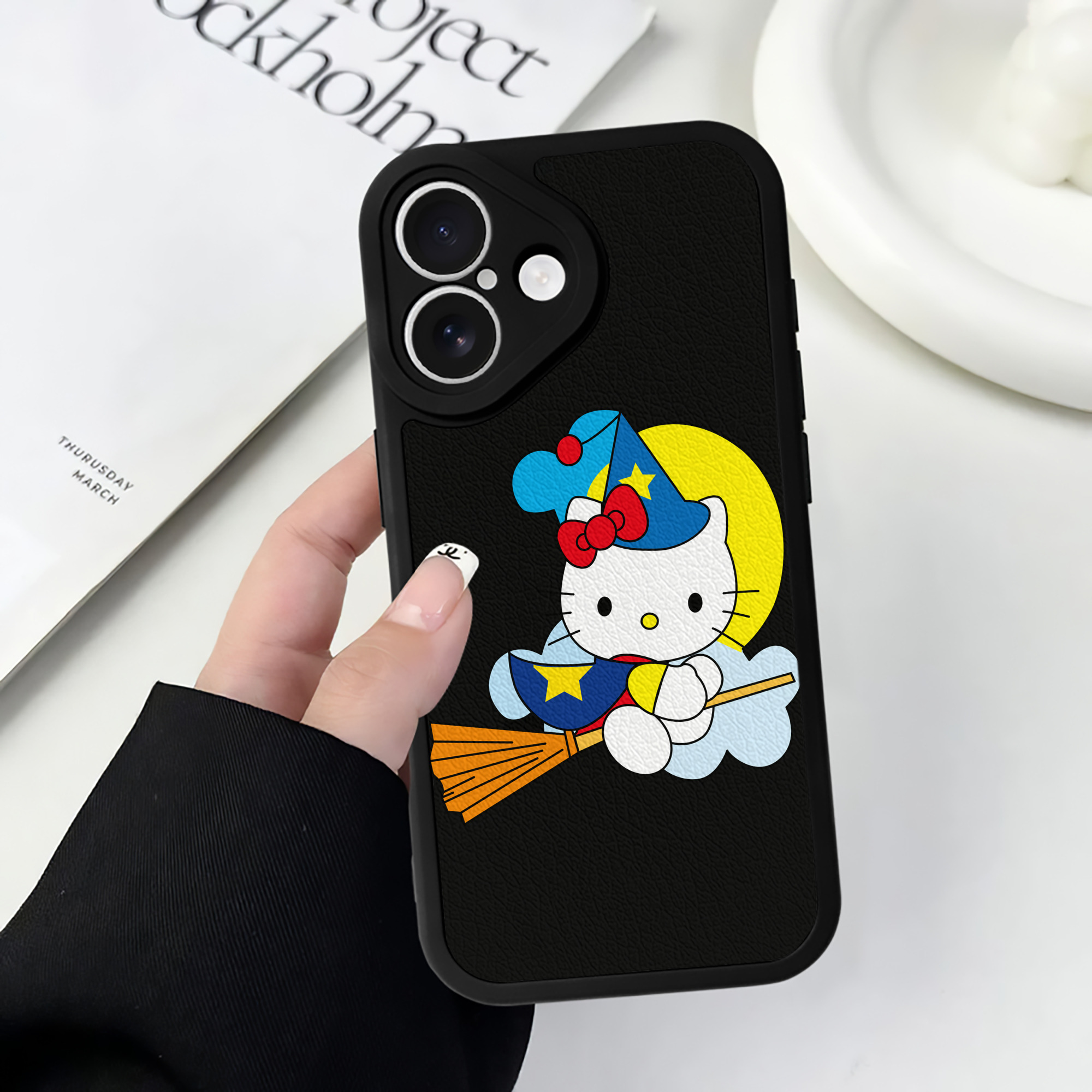 （画像用） Hello Kitty ハローキティ 【iPhone 16シリーズ対応】シリコンスマホケース（レザー調） 材質：シリコン